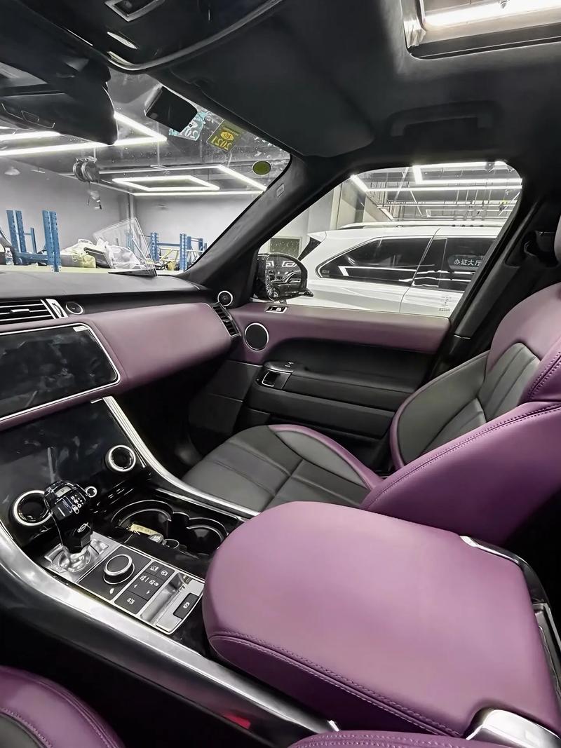 路虎——極具魅力的樹莓紫拼黑內(nèi)飾與橡膠制品